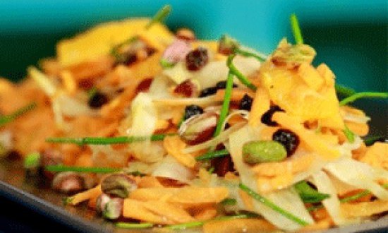 Kαροτοσαλάτα με φιστίκι Αιγίνης και πορτοκάλι