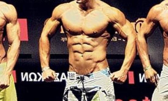 Bill Katsimenis Fitness model: &Theta;έ&lambda;&omega; &nu;&alpha; &sigma;&upsilon;&nu;&epsilon;&chi;ί&sigma;&omega; &nu;&alpha; &lambda;&alpha;&mu;&beta;ά&nu;&omega; &mu;έ&rho;&omicron;&sigmaf; &sigma;&epsilon; &alpha;&gamma;ώ&nu;&epsilon;&sigmaf; &sigma;&omega;&mu;&alpha;&tau;&iota;&kappa;ή&sigmaf; &delta;&iota;ά&pi;&lambda;&alpha;&sigma;&eta;&sigmaf;