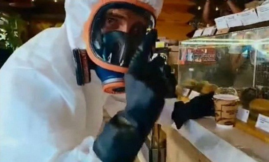 Κορωνοϊός: Κρητικός ντύθηκε &quot;αστροναύτης&quot; να πάει για καφέ