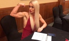 Emily Hackett: &Alpha;&pi;ό &lambda;ά&tau;&rho;&eta;&sigmaf; &tau;&omicron;&upsilon; junk food &phi;&alpha;&nu;&alpha;&tau;&iota;&kappa;ή bodybuilder