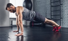 &Tau;&iota; &theta;&alpha; &sigma;&upsilon;&mu;&beta;&epsilon;ί &alpha;&nu; &kappa;ά&nu;&epsilon;&iota;&sigmaf; 9.000 push-ups &kappa;ά&theta;&epsilon; &mu;ή&nu;&alpha;