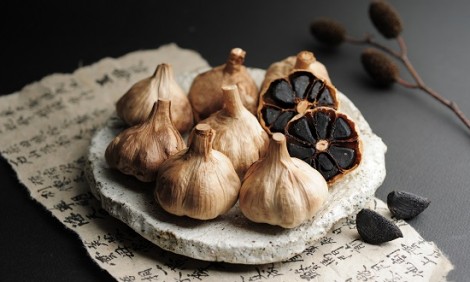 Το μαύρο σκόρδο είναι το superfood που δεν ξέραμε πως λείπει από τη ζωή μας