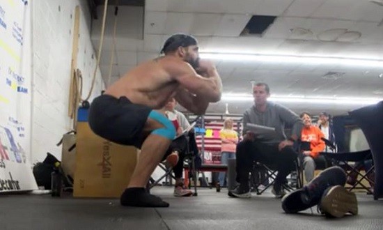 Έ&kappa;&alpha;&nu;&epsilon; 26.100 squats &sigma;&epsilon; 24 ώ&rho;&epsilon;&sigmaf; &gamma;&iota;&alpha; &nu;&alpha; &sigma;&pi;ά&sigma;&epsilon;&iota; &tau;&omicron; &pi;&alpha;&gamma;&kappa;ό&sigma;&mu;&iota;&omicron; &rho;&epsilon;&kappa;ό&rho; (vid)