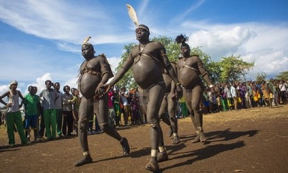 Η φυλή της Αιθιοπίας όπου οι άνδρες με μεγάλη κοιλιά ελκύουν τις γυναίκες!