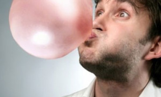 Δείτε πόσα βακτήρια απομακρύνει η τσίχλα από τα δόντια!