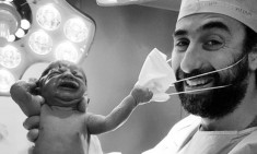 &Eta; &phi;&omega;&tau;&omicron;&gamma;&rho;&alpha;&phi;ί&alpha; &tau;&omicron;&upsilon; 2020: &Nu;&epsilon;&omicron;&gamma;έ&nu;&nu;&eta;&tau;&omicron; &tau;&rho;&alpha;&beta;ά &tau;&eta; &mu;ά&sigma;&kappa;&alpha; &tau;&omicron;&upsilon; &gamma;&iota;&alpha;&tau;&rho;&omicron;ύ &kappa;&alpha;&iota; &gamma;ί&nu;&epsilon;&tau;&alpha;&iota; viral!