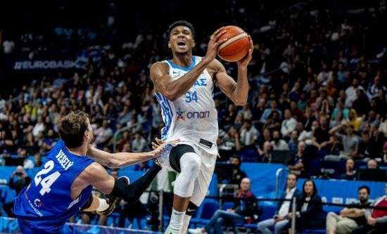 H FIBA &laquo;&alpha;&pi;&omicron;&kappa;ά&lambda;&upsilon;&psi;&epsilon;&raquo; &tau;&alpha; &tau;έ&sigma;&sigma;&epsilon;&rho;&alpha; &pi;&rho;ό&sigma;&omega;&pi;&alpha; &tau;&omicron;&upsilon; &Alpha;&nu;&tau;&epsilon;&tau;&omicron;&kappa;&omicron;ύ&nu;&mu;&pi;&omicron;