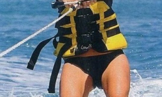 &Epsilon;&lambda;&lambda;&eta;&nu;ί&delta;&alpha; &pi;&alpha;&rho;&omicron;&upsilon;&sigma;&iota;ά&sigma;&tau;&rho;&iota;&alpha; &mu;&alpha;&theta;&alpha;ί&nu;&epsilon;&iota; &sigma;&kappa;&iota; (photos)