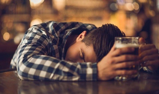 10 &tau;&rho;ό&pi;&omicron;&iota; &gamma;&iota;&alpha; &nu;&alpha; &pi;&rho;&omicron;&lambda;ά&beta;&epsilon;&iota;&sigmaf; &tau;&omicron; &chi;ά&lambda;&iota; &tau;&omicron;&upsilon; hangover