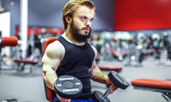 O &laquo;&nu;ά&nu;&omicron;&sigmaf;&raquo; bodybuilder &pi;&omicron;&upsilon; &tau;&rho;έ&lambda;&alpha;&nu;&epsilon; &tau;&omicron; ί&nu;&tau;&epsilon;&rho;&nu;&epsilon;&tau; (video)