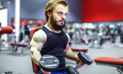 O &laquo;&nu;ά&nu;&omicron;&sigmaf;&raquo; bodybuilder &pi;&omicron;&upsilon; &tau;&rho;έ&lambda;&alpha;&nu;&epsilon; &tau;&omicron; ί&nu;&tau;&epsilon;&rho;&nu;&epsilon;&tau; (video)