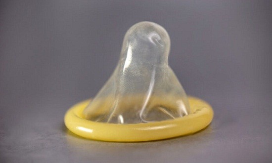 One Male Condom: &Tau;&omicron; &pi;&rho;ώ&tau;&omicron; &pi;&rho;&omicron;&phi;&upsilon;&lambda;&alpha;&kappa;&tau;&iota;&kappa;ό &gamma;&iota;&alpha; &tau;&omicron; &pi;&rho;&omega;&kappa;&tau;&iota;&kappa;ό &sigma;&epsilon;&xi; &epsilon;&gamma;&kappa;&rho;ί&theta;&eta;&kappa;&epsilon; &alpha;&pi;ό &tau;&omicron;&nu; FDA