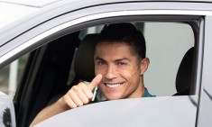 &Alpha;&upsilon;&tau;ή &epsilon;ί&nu;&alpha;&iota; &eta; Ferrari &pi;&omicron;&upsilon; &alpha;&gamma;ό&rho;&alpha;&sigma;&epsilon; &omicron; &Kappa;&rho;&iota;&sigma;&tau;&iota;ά&nu;&omicron; &kappa;&alpha;&iota;&hellip; έ&sigma;&kappa;&alpha;&sigma;&epsilon; 1,6 &epsilon;&kappa;&alpha;&tau;. &epsilon;&upsilon;&rho;ώ!