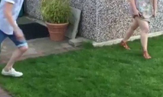 &Pi;&omicron;&lambda;ύ &gamma;έ&lambda;&iota;&omicron;: &Delta;&epsilon;ί&tau;&epsilon; &tau;&iota; έ&kappa;&alpha;&nu;&epsilon; &sigma;&tau;&omicron; &kappa;&omicron;&rho;ί&tau;&sigma;&iota; &tau;&omicron;&upsilon; &epsilon;&nu;ώ έ&pi;&alpha;&iota;&zeta;&alpha;&nu; &pi;&omicron;&delta;ό&sigma;&phi;&alpha;&iota;&rho;&omicron;