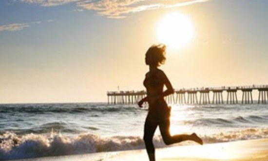 Τρέχοντας νηστικοί… Πόσο συμβάλει η άσκηση με άδειο στομάχι στην καύση λίπους;