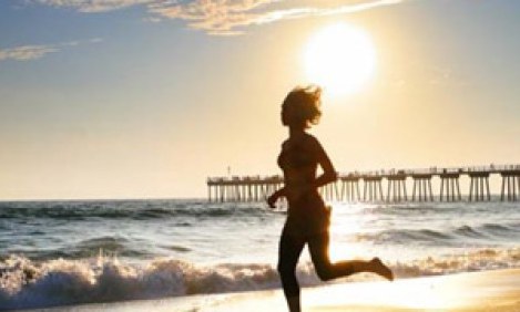 Τρέχοντας νηστικοί… Πόσο συμβάλει η άσκηση με άδειο στομάχι στην καύση λίπους;