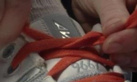 Πώς να μη σας λύνεται το κορδόνι στο τζόκινγκ! (VIDEO)