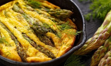 Μια αφροδισιακή ομελέτα με σπαράγγια και σολομό