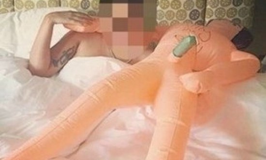 &Pi;&omicron;&iota;&alpha; &pi;&alpha;&sigma;ί&gamma;&nu;&omega;&sigma;&tau;&eta; &tau;&rho;&alpha;&gamma;&omicron;&upsilon;&delta;ί&sigma;&tau;&rho;&iota;&alpha; έ&kappa;&alpha;&nu;&epsilon; &sigma;&epsilon;&xi; &mu;&epsilon; &pi;&lambda;&alpha;&sigma;&tau;&iota;&kappa;ή &kappa;&omicron;ύ&kappa;&lambda;&alpha;; (photos)
