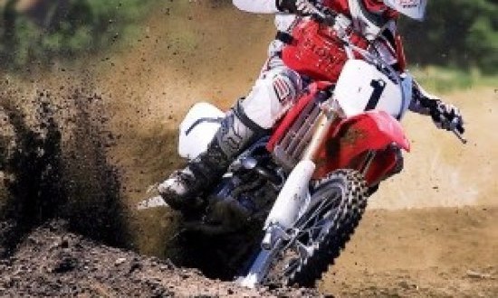 Δυνατή προπόνηση με motocross