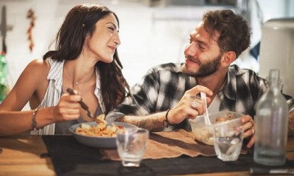 T&iota; &pi;&rho;έ&pi;&epsilon;&iota; &nu;&alpha; &tau;&rho;ώ&tau;&epsilon; &alpha;&nu;ά&lambda;&omicron;&gamma;&alpha; &mu;&epsilon; &tau;&eta;&nu; &eta;&lambda;&iota;&kappa;ί&alpha; &sigma;&alpha;&sigmaf;