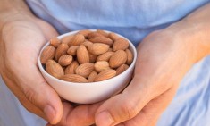 &Alpha;&mu;ύ&gamma;&delta;&alpha;&lambda;&alpha;, &tau;&omicron; &sigma;&nu;&alpha;&kappa; &tau;&omega;&nu; &pi;&rho;&omega;&tau;&alpha;&theta;&lambda;&eta;&tau;ώ&nu;