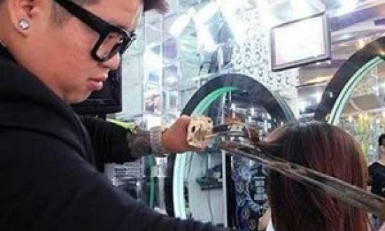 Kομμωτής κουρεύει με σπαθί σαμουράι! (VIDEO)