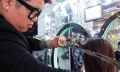 K&omicron;&mu;&mu;&omega;&tau;ή&sigmaf; &kappa;&omicron;&upsilon;&rho;&epsilon;ύ&epsilon;&iota; &mu;&epsilon; &sigma;&pi;&alpha;&theta;ί &sigma;&alpha;&mu;&omicron;&upsilon;&rho;ά&iota;! (VIDEO)