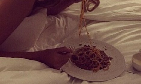 &Pi;&omicron;&iota;&alpha; έ&pi;&epsilon;&sigma;&epsilon; &mu;&epsilon; &tau;&alpha; &laquo;&mu;&omicron;ύ&tau;&rho;&alpha;&raquo; &sigma;&tau;&omicron; &pi;&iota;ά&tau;&omicron; &mu;&epsilon; &tau;&alpha; &mu;&alpha;&kappa;&alpha;&rho;ό&nu;&iota;&alpha;; (photos)