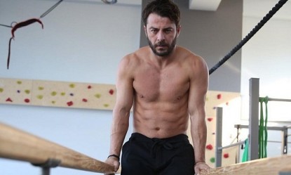 &Omicron; &Nu;&tau;ά&nu;&omicron;&sigmaf; &mu;έ&nu;&epsilon;&iota; &sigma;&pi;ί&tau;&iota; &kappa;&alpha;&iota; &mu;&alpha;&sigmaf; &delta;&epsilon;ί&chi;&nu;&epsilon;&iota; &tau;&eta;&nu; &alpha;&gamma;&alpha;&pi;&eta;&mu;έ&nu;&eta; &tau;&omicron;&upsilon; ά&sigma;&kappa;&eta;&sigma;&eta;