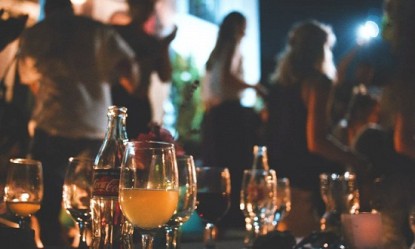 &Kappa;&omicron;&rho;&omega;&nu;&omicron;ϊό&sigmaf;: &Nu;έ&alpha; &mu;ό&delta;&alpha; &tau;&alpha; &pi;&rho;&iota;&beta;έ &pi;ά&rho;&tau;&iota; &laquo;&alpha;&lambda;ά &Mu;ύ&kappa;&omicron;&nu;&omicron;&sigmaf;&raquo;... &sigma;&epsilon; &delta;&iota;&alpha;&mu;&epsilon;&rho;ί&sigma;&mu;&alpha;&tau;&alpha; &tau;&eta;&sigmaf; &Alpha;&theta;ή&nu;&alpha;&sigmaf;