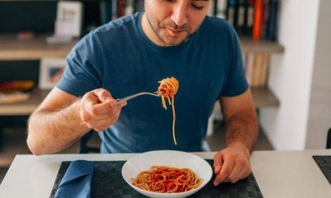 Οι τροφές που πρέπει να τρώτε ανάλογα με την ηλικία σας