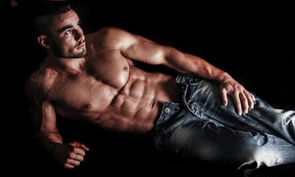 &Omicron; bodybuilder &mu;&epsilon; &tau;&omicron; &laquo;&alpha;&gamma;&alpha;&lambda;&mu;&alpha;&tau;έ&nu;&iota;&omicron;&raquo; &sigma;ώ&mu;&alpha; &pi;&omicron;&upsilon; &sigma;&upsilon;&mu;&mu;&epsilon;&tau;έ&chi;&epsilon;&iota; &sigma;&tau;&omicron; Power of Love