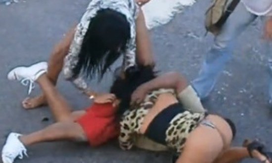 Ο τύπος έφαγε απίστευτο ξύλο από ιερόδουλες! (video)