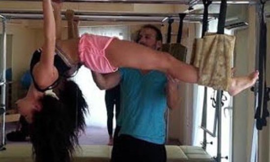 Ο Θοδωρής Μποφάκος γυμνάζει τη Miss Θράκη 2014, Ειρήνη Στεριανού με τη  μέθοδο Pillates!