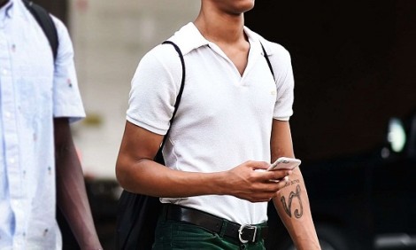 Το λευκό polo είναι το κομμάτι-κλειδί στο smart casual καλοκαιρινό look