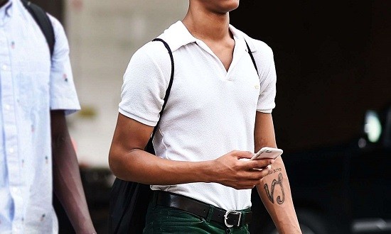 &Tau;&omicron; &lambda;&epsilon;&upsilon;&kappa;ό polo &epsilon;ί&nu;&alpha;&iota; &tau;&omicron; &kappa;&omicron;&mu;&mu;ά&tau;&iota;-&kappa;&lambda;&epsilon;&iota;&delta;ί &sigma;&tau;&omicron; smart casual &kappa;&alpha;&lambda;&omicron;&kappa;&alpha;&iota;&rho;&iota;&nu;ό look