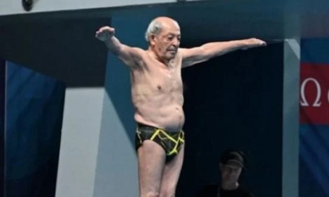 &Alpha;&pi;ί&theta;&alpha;&nu;&omicron;! 100&chi;&rho;&omicron;&nu;&omicron;&sigmaf; &Iota;&rho;&alpha;&nu;ό&sigmaf; &sigma;&upsilon;&mu;&mu;&epsilon;&tau;&epsilon;ί&chi;&epsilon; &mu;&epsilon; &kappa;&alpha;&tau;ά&delta;&upsilon;&sigma;&eta; &sigma;&tau;&omicron; &Pi;&alpha;&gamma;&kappa;ό&sigma;&mu;&iota;&omicron; &pi;&rho;&omega;&tau;ά&theta;&lambda;&eta;&mu;&alpha; &tau;&eta;&sigmaf; &Nu;&tau;ό&chi;&alpha; (vid)