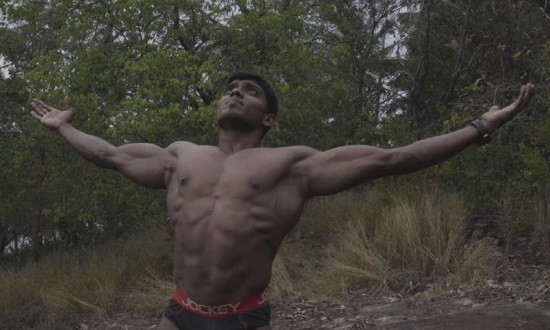 &Mu;έ&sigma;&alpha; &sigma;&tau;&omicron;&nu; &kappa;ό&sigma;&mu;&omicron; &tau;&omega;&nu; &Iota;&nu;&delta;ώ&nu; bodybuilders (video)