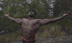 &Mu;έ&sigma;&alpha; &sigma;&tau;&omicron;&nu; &kappa;ό&sigma;&mu;&omicron; &tau;&omega;&nu; &Iota;&nu;&delta;ώ&nu; bodybuilders (video)