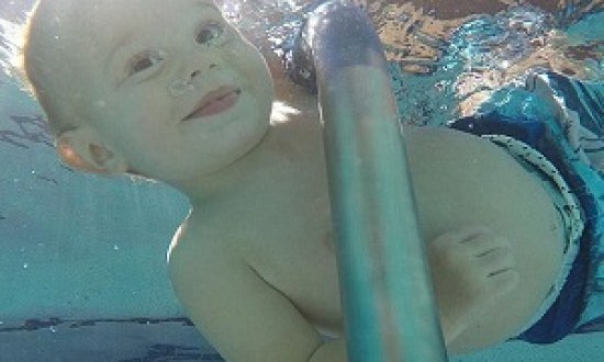 Ένας κολυμβητής 22 μηνών που εντυπωσιάζει με τις ικανότητες του (video)