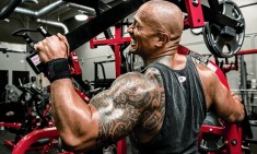 &Eta; &tau;&rho;&omicron;&mu;&epsilon;&rho;ή &pi;&rho;&omicron;&pi;ό&nu;&eta;&sigma;&eta; &tau;&omicron;&upsilon; &laquo;The Rock&raquo; - &Theta;&alpha; &sigma;έ&beta;&epsilon;&sigma;&tau;&epsilon;!