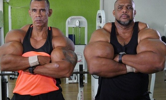 &Omicron; &Chi;&omicron;&upsilon;&lambda;&kappa; &kappa;&alpha;&iota; &omicron; &Kappa;ό&nu;&alpha;&nu; &epsilon;ί&nu;&alpha;&iota; &beta;&rho;&alpha;&zeta;&iota;&lambda;&iota;ά&nu;&omicron;&iota; bodybuilders (video)
