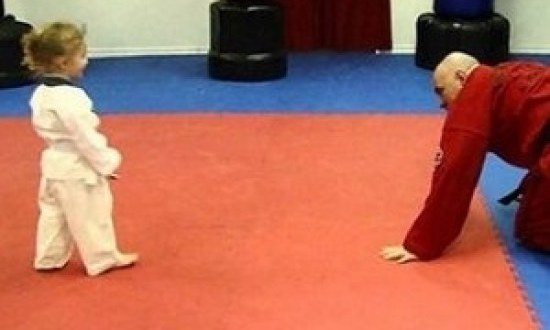 Αυτή είναι η πιτσιρίκα Μπρους-Λι που βγάζει τους πάντες νοκ-άουτ! (video)