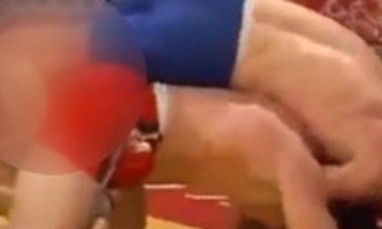 Τρομακτικό: Έσπασε το πόδι του αλλά κέρδισε τη μάχη! (VIDEO)