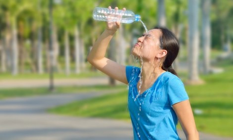 Τρέχοντας στη ζέστη: Να πίνεις κρύο νερό ή να το ρίχνεις πάνω σου;