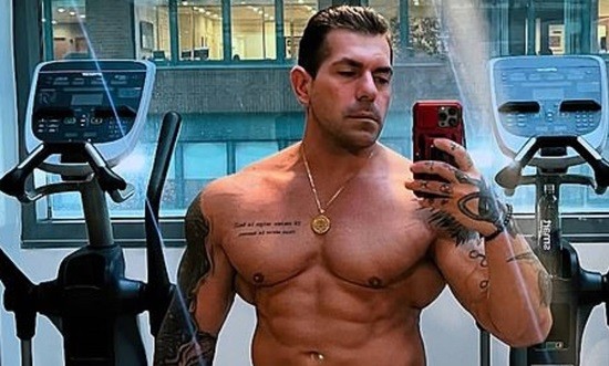 Damien Stone: &Pi;έ&theta;&alpha;&nu;&epsilon; &sigma;&tau;&alpha; 32 &tau;&omicron;&upsilon; &chi;&rho;ό&nu;&iota;&alpha; &omicron; &gamma;&nu;&omega;&sigma;&tau;ό&sigmaf; bodybuilder &kappa;&alpha;&iota; &pi;&omicron;&rho;&nu;&omicron;&sigma;&tau;ά&rho;