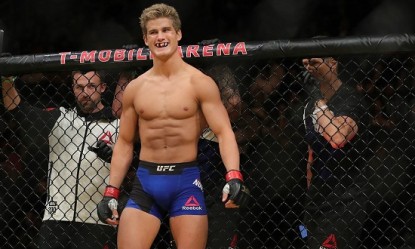 &Tau;&eta;&nu; &pi;&iota;&omicron; &pi;&alpha;&lambda;&alpha;&beta;ή &pi;&rho;&omicron;&pi;ό&nu;&eta;&sigma;&eta; &mu;&epsilon; kettlebell &tau;&eta;&nu; έ&kappa;&alpha;&nu;&epsilon; &alpha;&upsilon;&tau;ό&sigmaf; &epsilon;&delta;ώ &omicron; &pi;&alpha;&lambda;&alpha;&iota;&sigma;&tau;ή&sigmaf; UFC