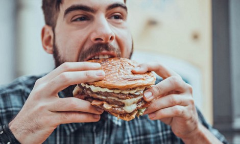 &Omicron;&iota; &omicron;&lambda;έ&theta;&rho;&iota;&epsilon;&sigmaf; &epsilon;&pi;&iota;&pi;&tau;ώ&sigma;&epsilon;&iota;&sigmaf; &pi;&omicron;&upsilon; έ&chi;&epsilon;&iota; &tau;&omicron; junk food &sigma;&tau;&omicron; &pi;έ&omicron;&sigmaf; &sigma;&omicron;&upsilon;