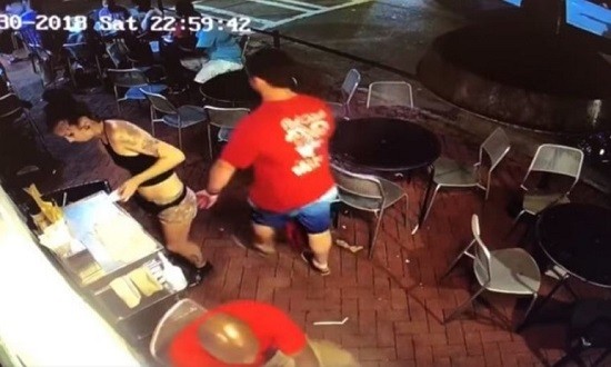 &Pi;&epsilon;&lambda;ά&tau;&eta;&sigmaf; &laquo;&chi;&omicron;ύ&phi;&tau;&omega;&sigma;&epsilon;&raquo; &sigma;&epsilon;&rho;&beta;&iota;&tau;ό&rho;&alpha; &kappa;&alpha;&iota; &alpha;&upsilon;&tau;ή &tau;&omicron;&nu;... &xi;ά&pi;&lambda;&omega;&sigma;&epsilon; &sigma;&tau;&omicron; &pi;ά&tau;&omega;&mu;&alpha;! (video)